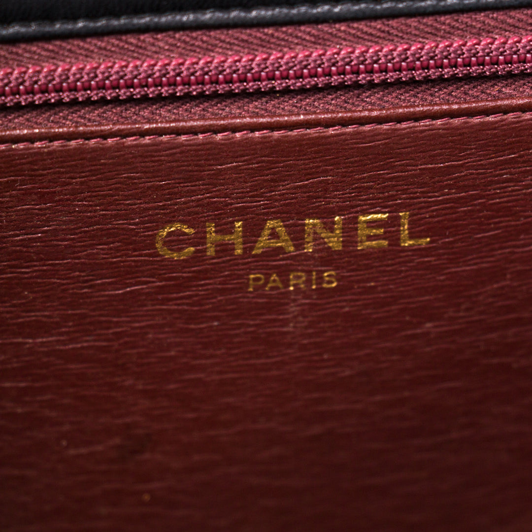 Chanel Classic Quilted Chain Shoulder Bag Bags Chanel - Shop authentic new pre-owned designer brands online at Re-Vogue