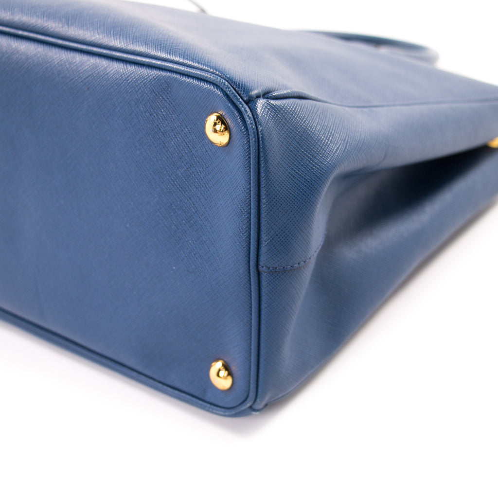 Prada Saffiano Lux Double-Zip Tote Bag Bags Prada - Shop authentic new pre-owned designer brands online at Re-Vogue